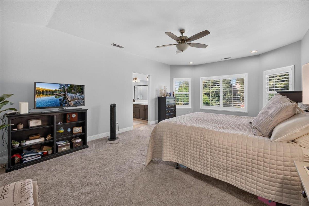 10283 N Sterling Ln, Fresno, CA 93730