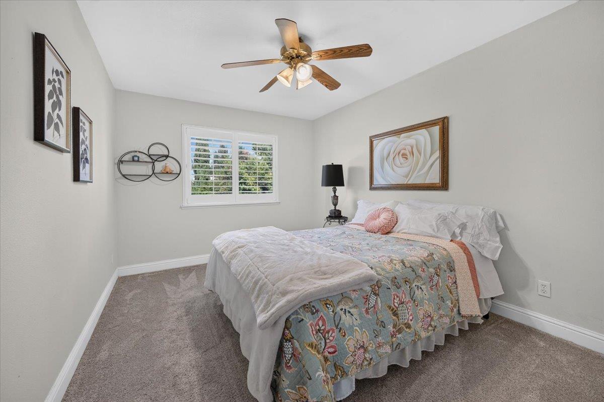 10283 N Sterling Ln, Fresno, CA 93730
