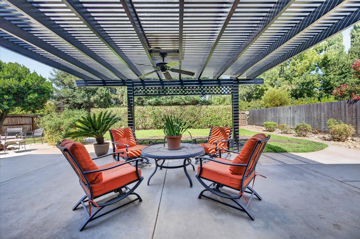 10283 N Sterling Ln, Fresno, CA 93730