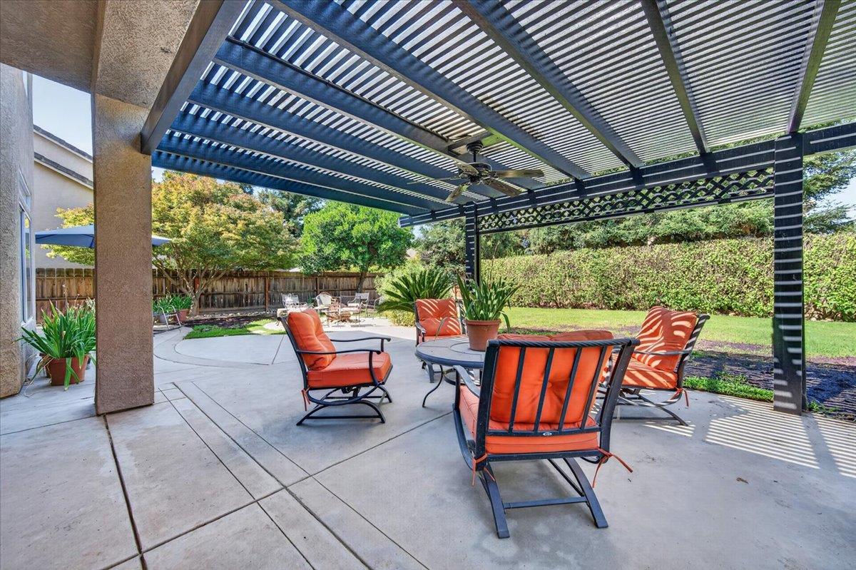 10283 N Sterling Ln, Fresno, CA 93730