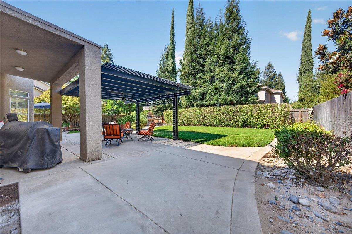 10283 N Sterling Ln, Fresno, CA 93730