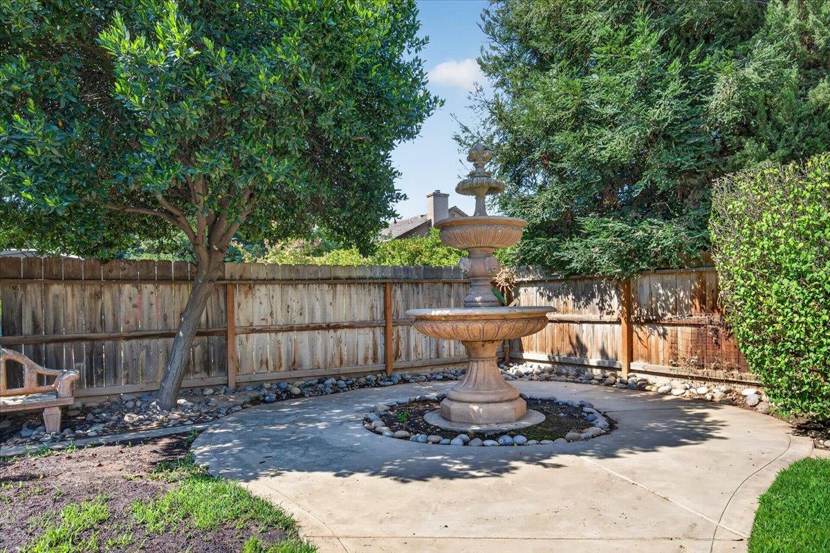 10283 N Sterling Ln, Fresno, CA 93730