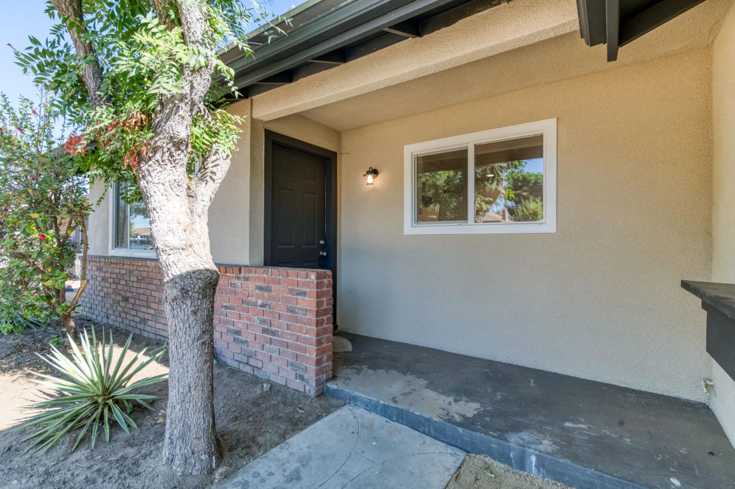 2605 E Sussex Way, Fresno, CA 93726