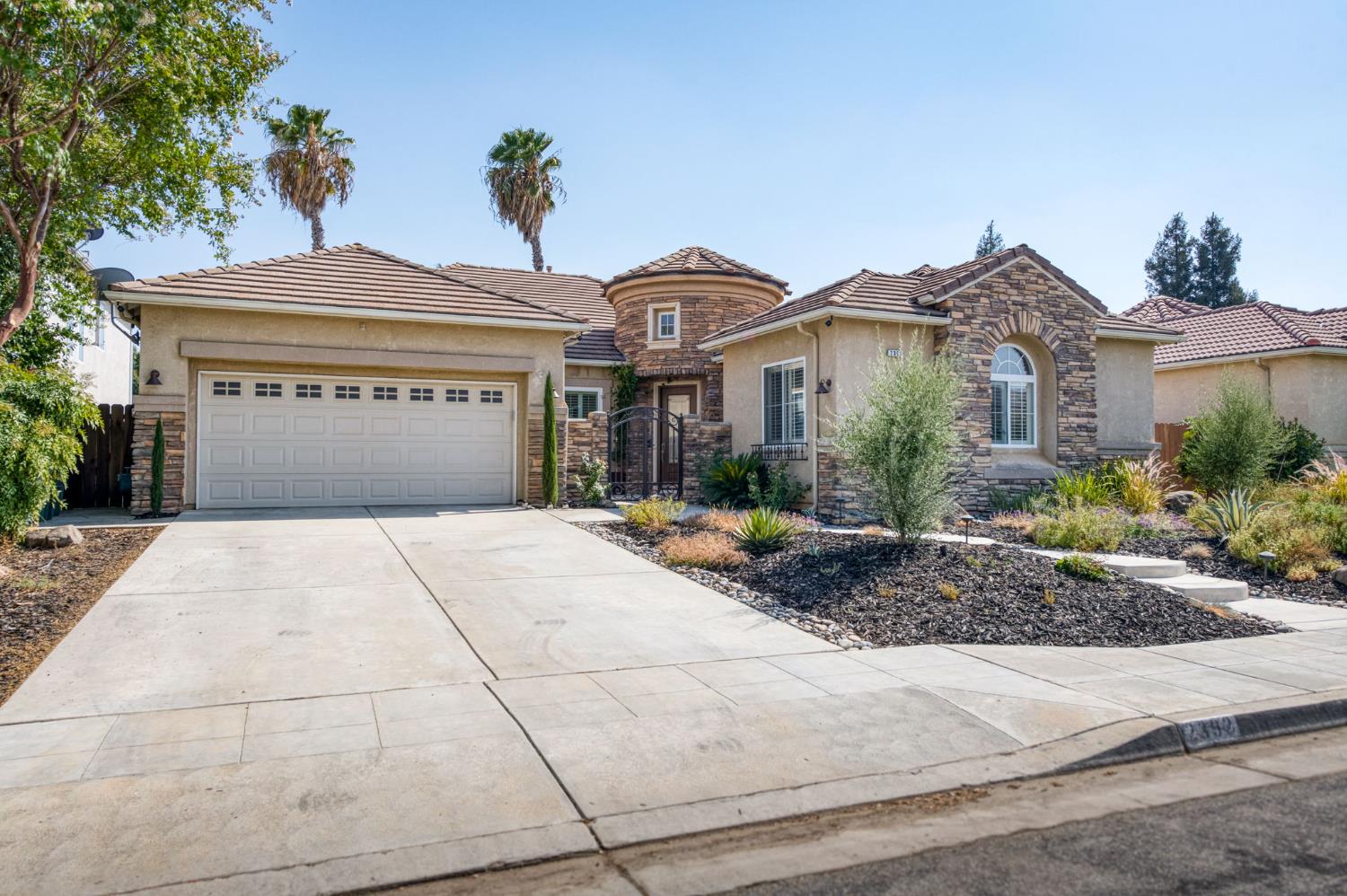 2392 Trenton, Clovis, CA 93619