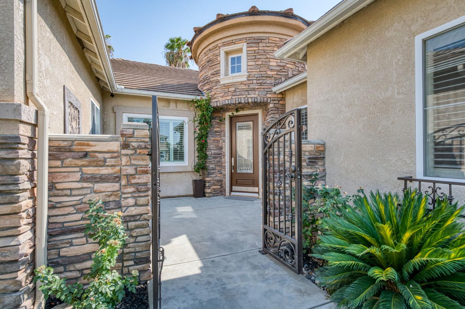 2392 Trenton, Clovis, CA 93619