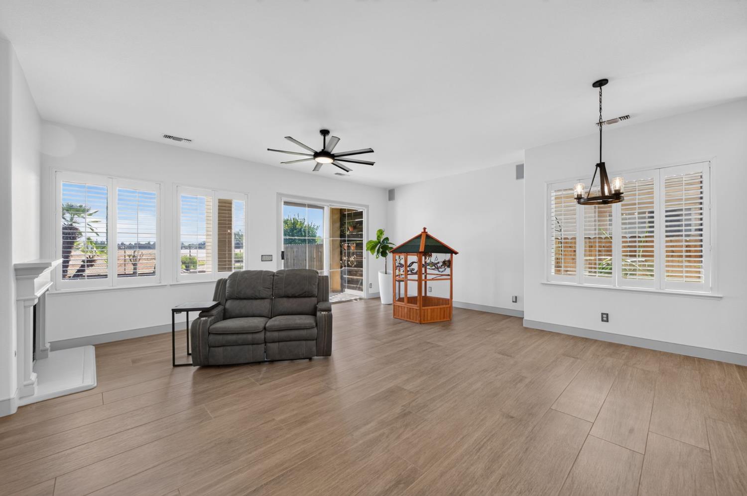 2392 Trenton, Clovis, CA 93619