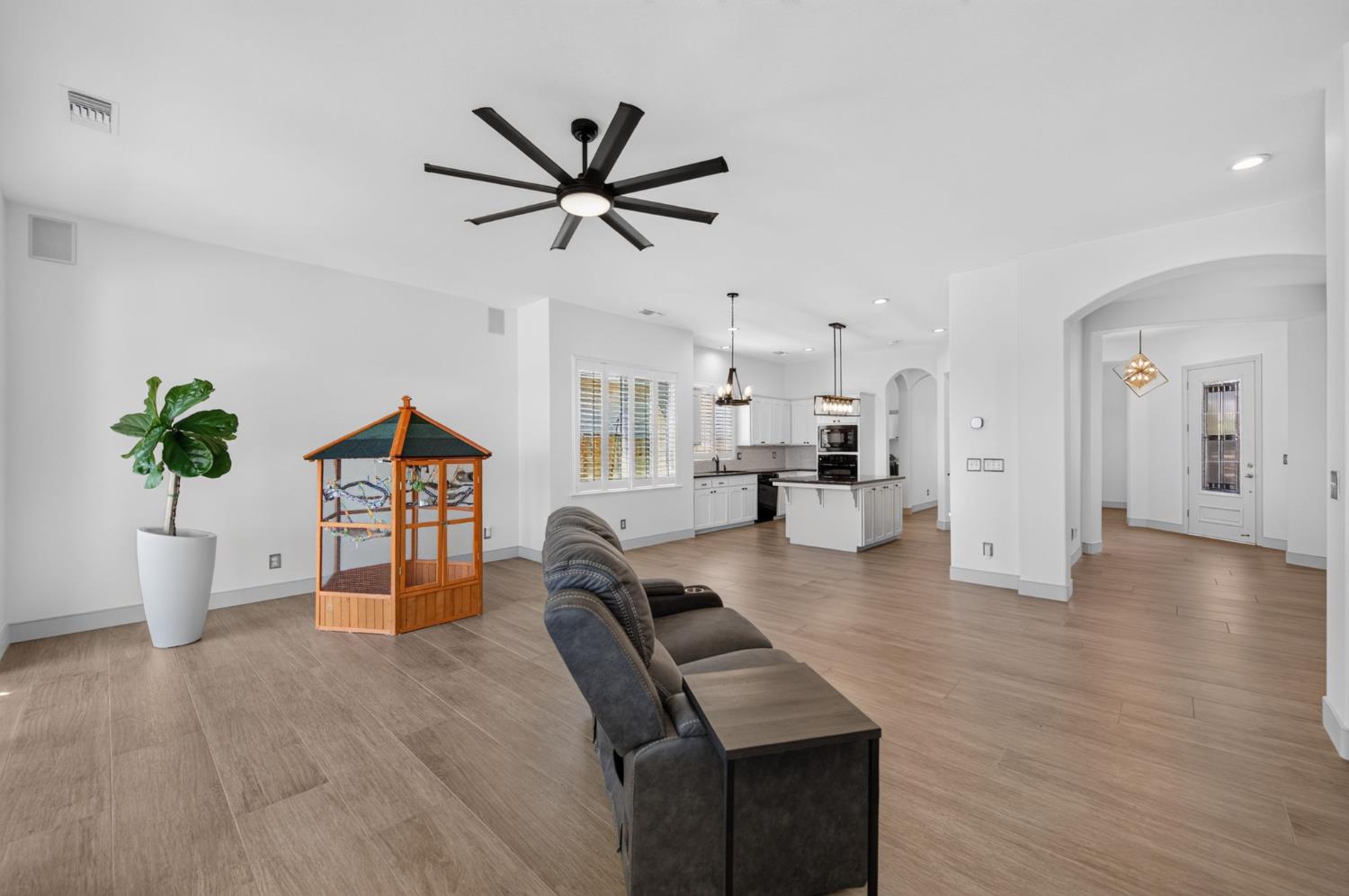 2392 Trenton, Clovis, CA 93619
