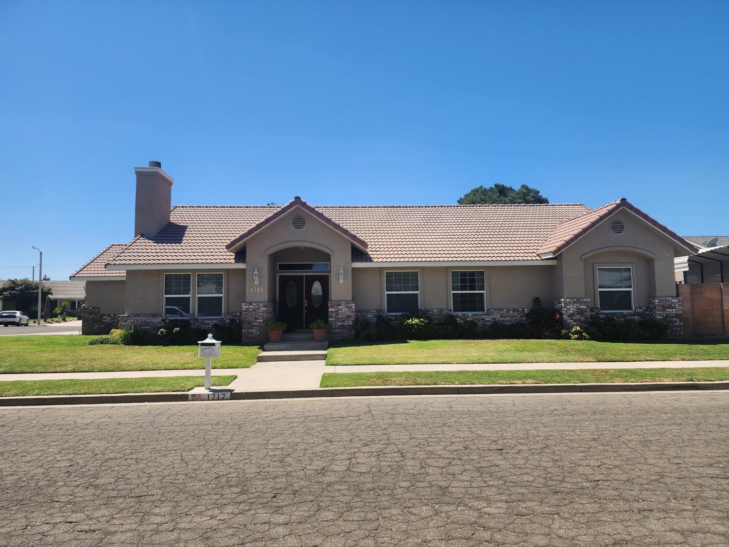 1717 E Ash Ave, Tulare, CA 93274