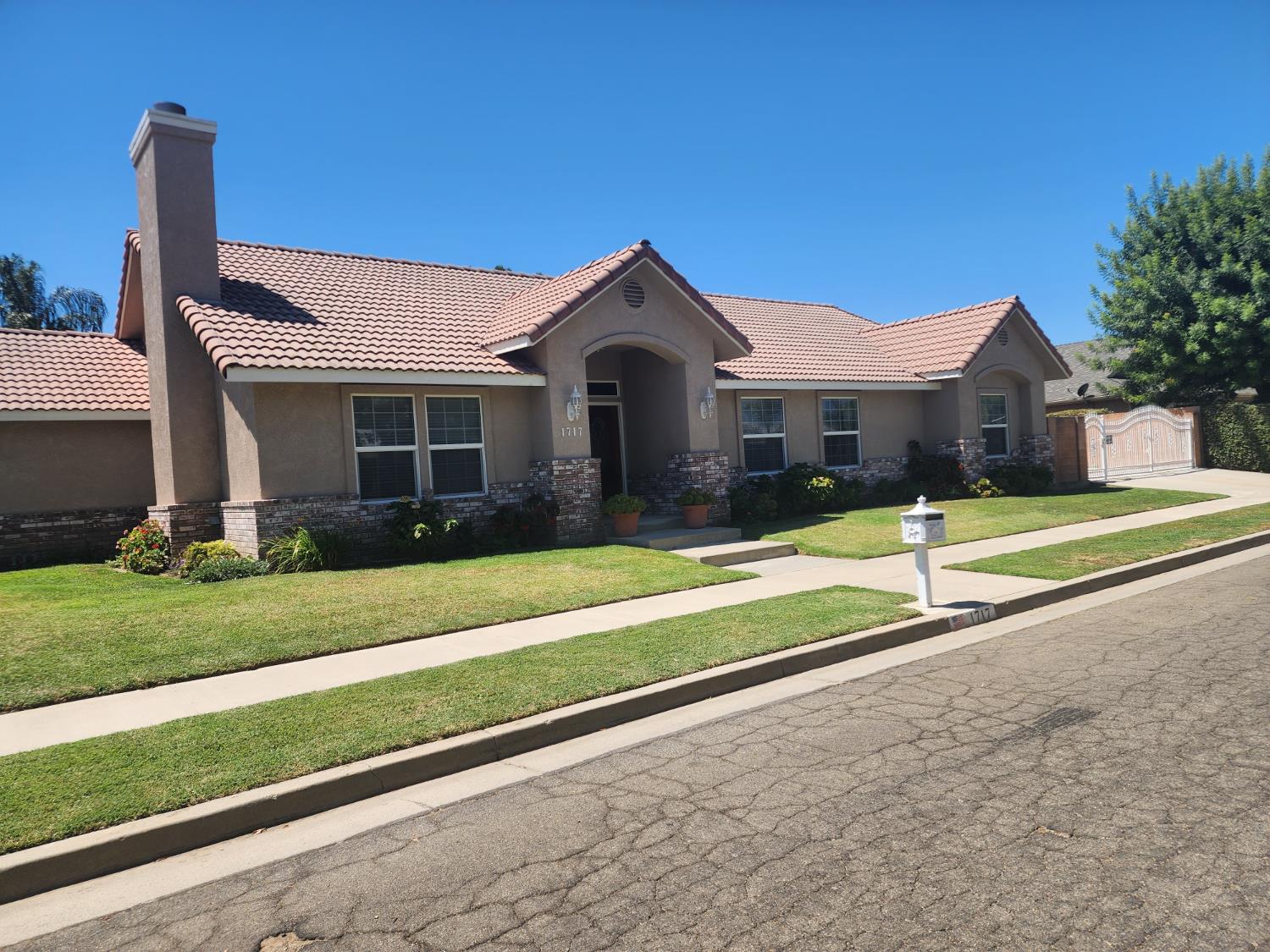 1717 E Ash Ave, Tulare, CA 93274