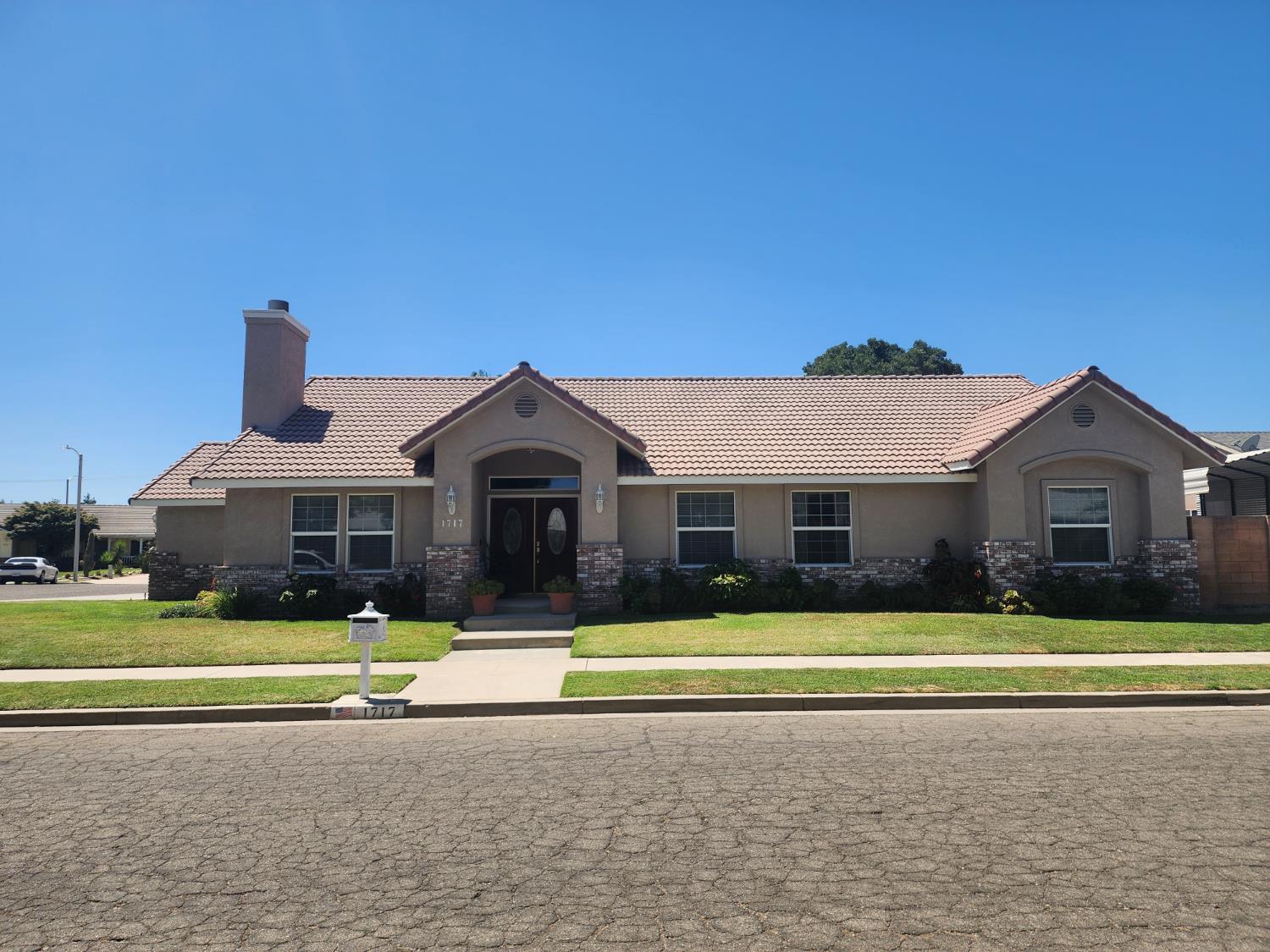 1717 E Ash Ave, Tulare, CA 93274