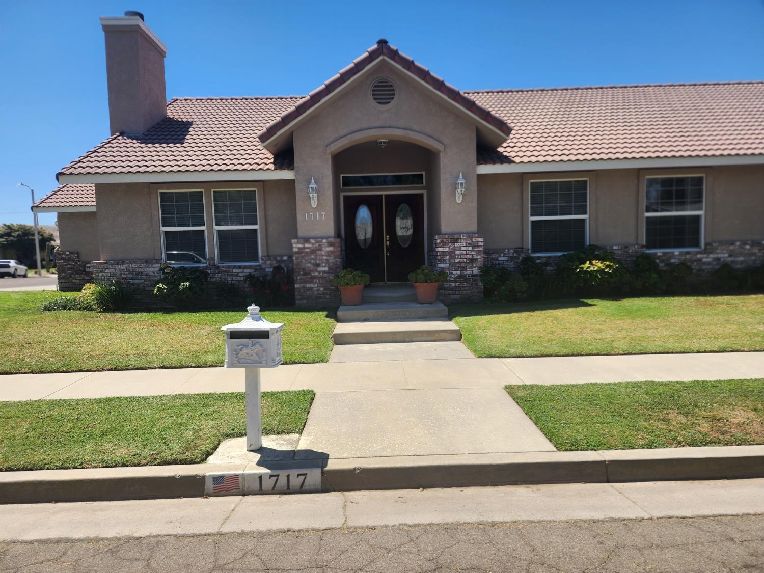 1717 E Ash Ave, Tulare, CA 93274