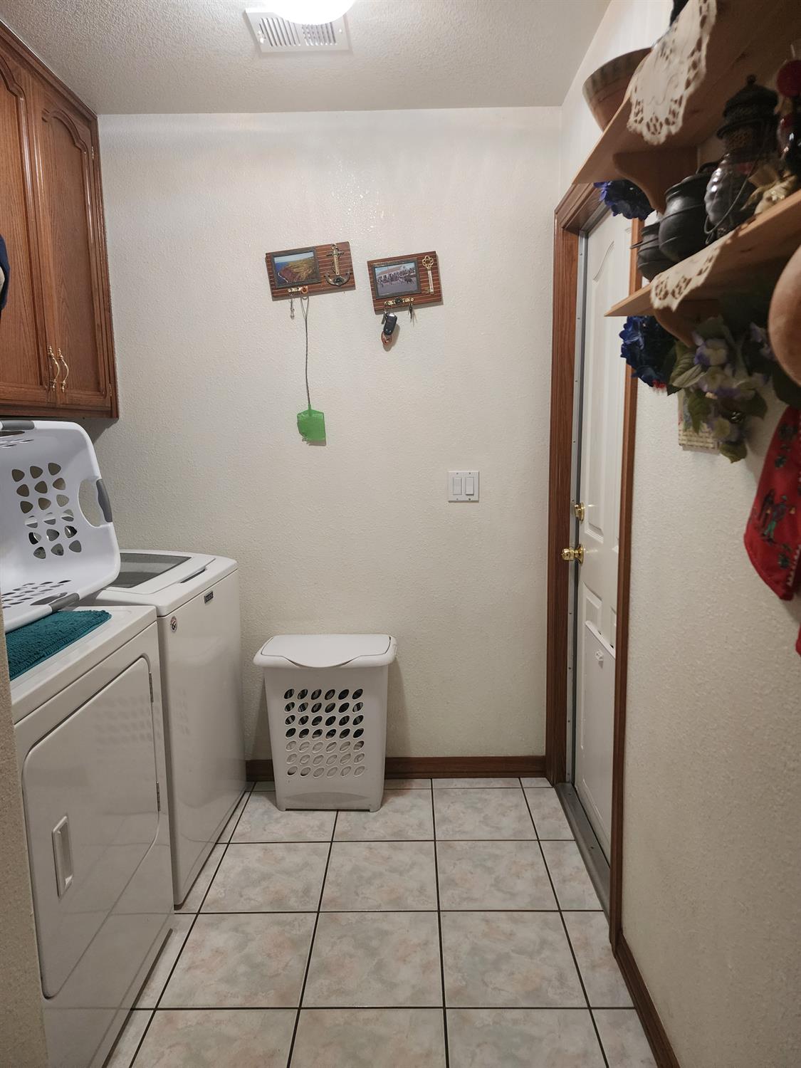 1717 E Ash Ave, Tulare, CA 93274