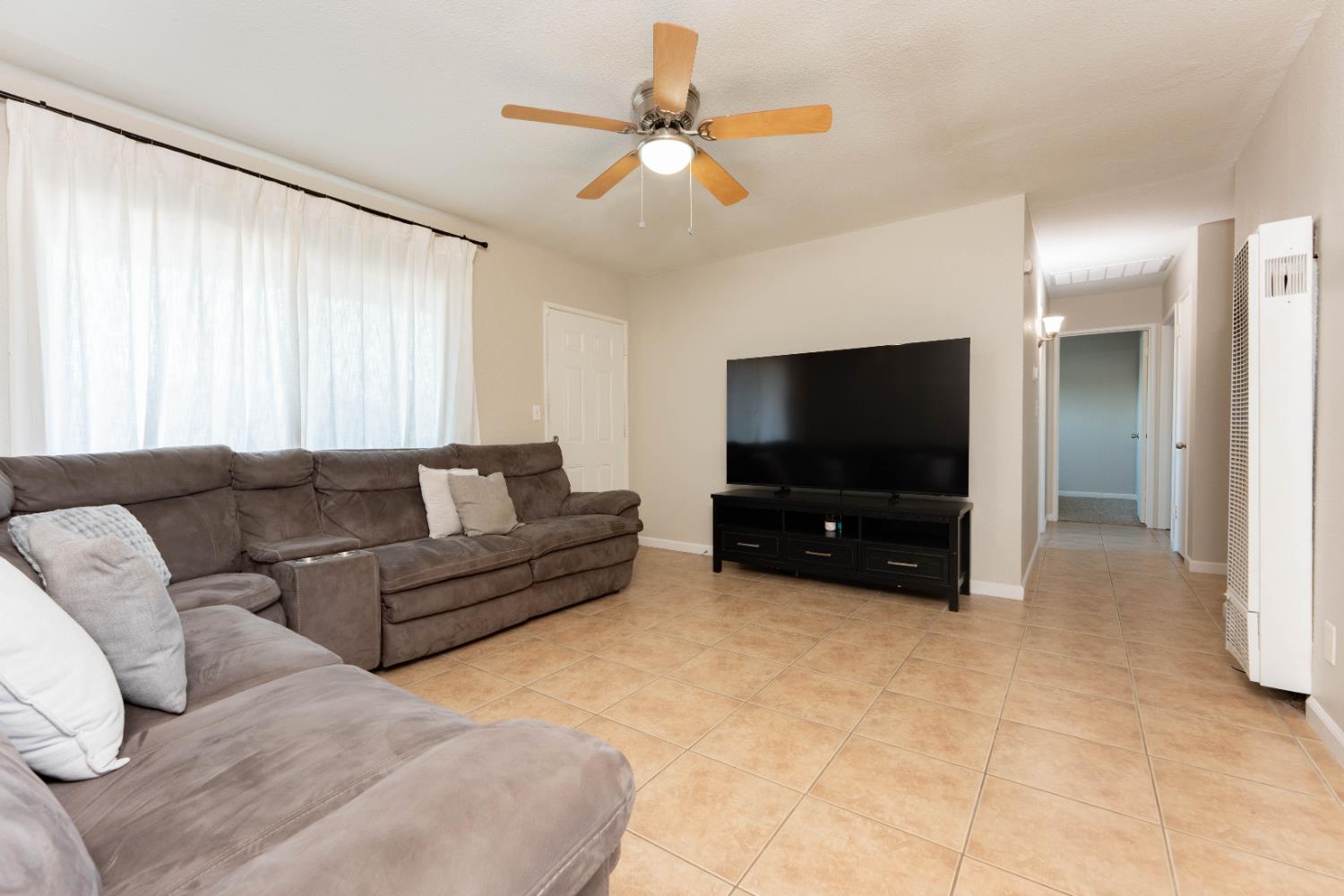 200 W Sierra Way, Dinuba, CA 93618