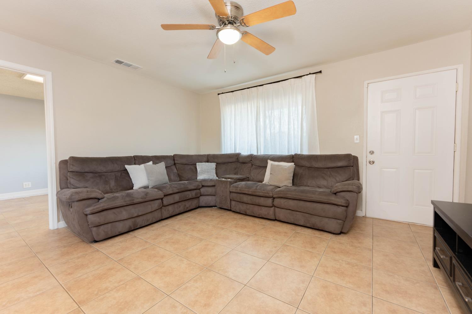 200 W Sierra Way, Dinuba, CA 93618