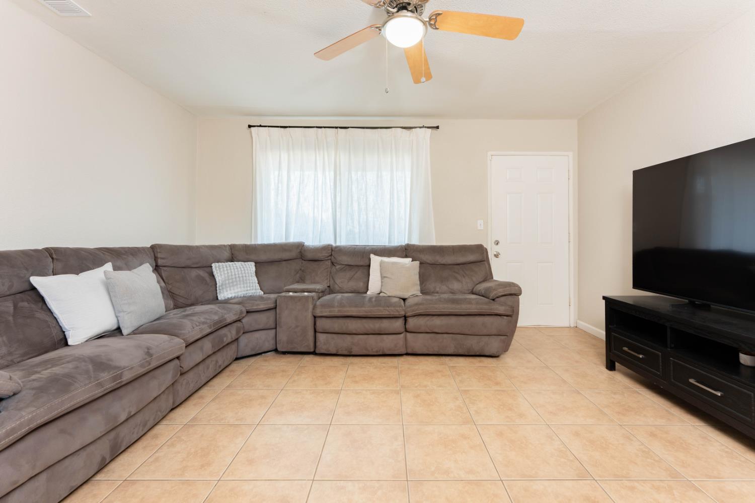200 W Sierra Way, Dinuba, CA 93618