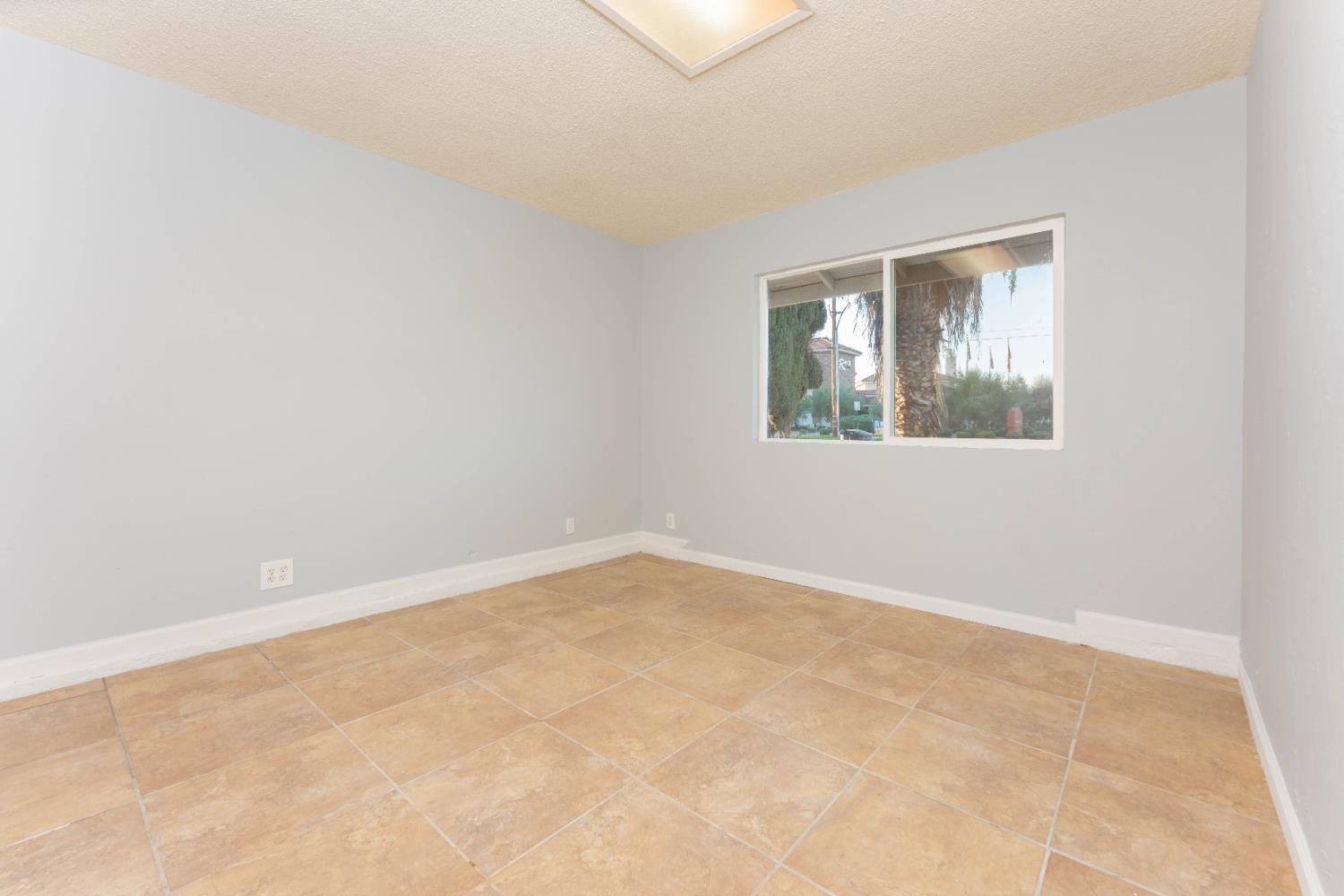 200 W Sierra Way, Dinuba, CA 93618