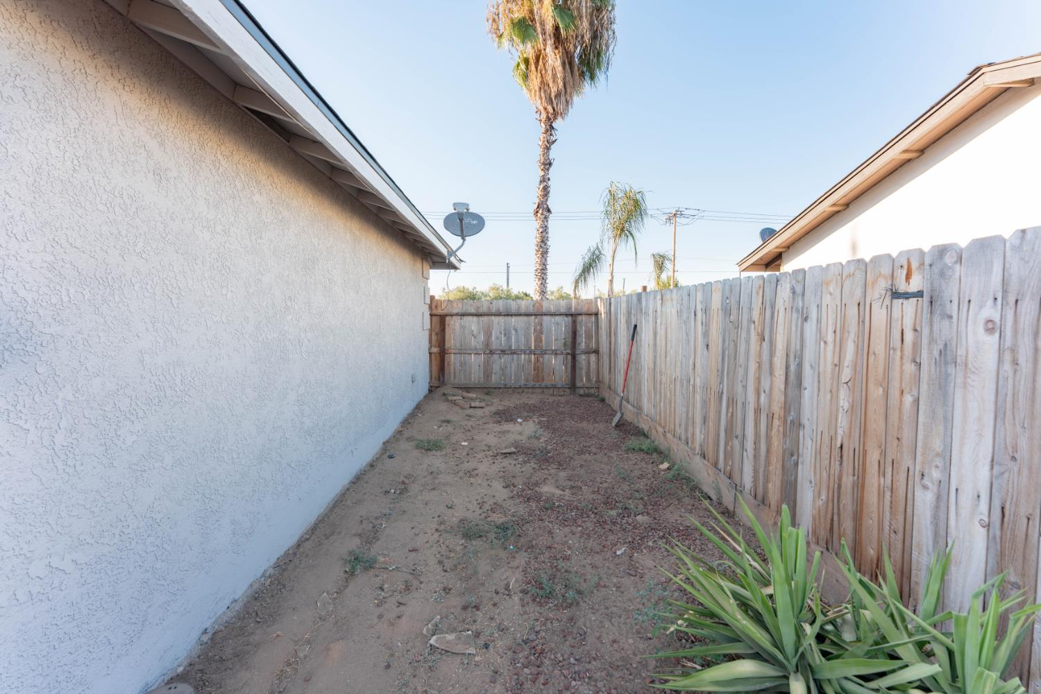 200 W Sierra Way, Dinuba, CA 93618