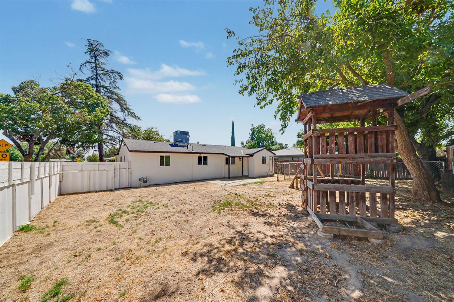 2743 E Ashcroft Ave, Fresno, CA 93726
