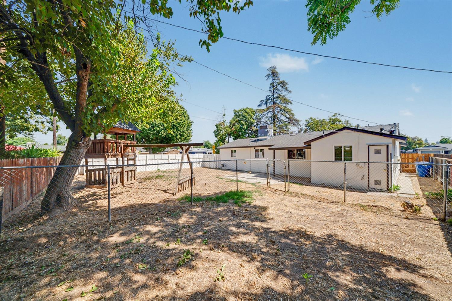 2743 E Ashcroft Ave, Fresno, CA 93726