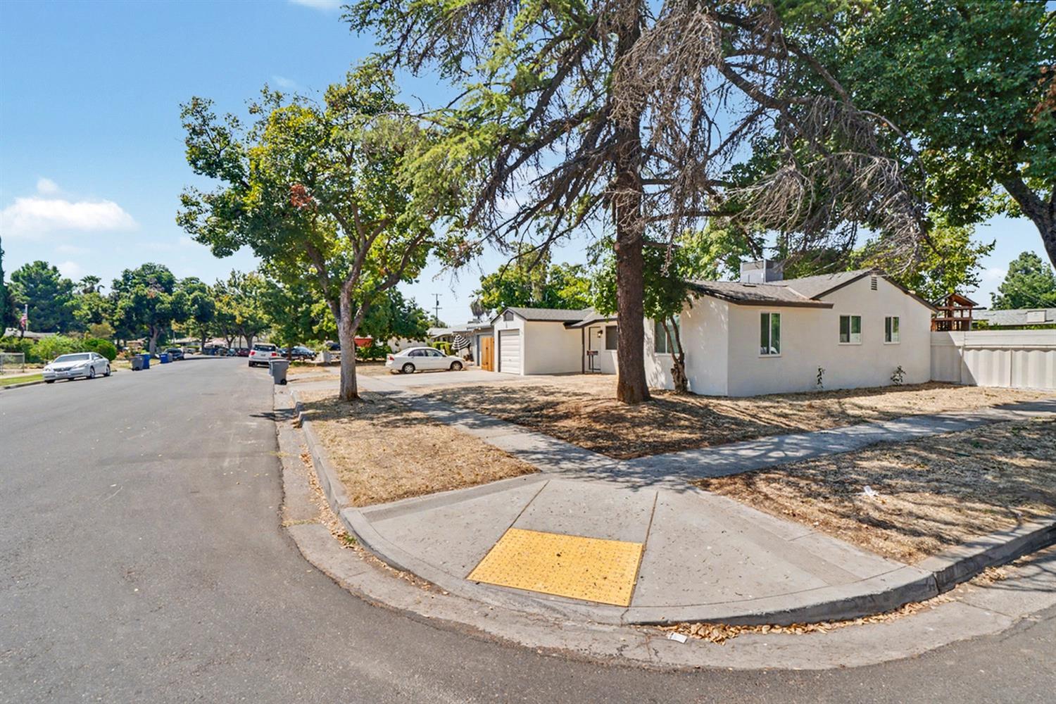 2743 E Ashcroft Ave, Fresno, CA 93726