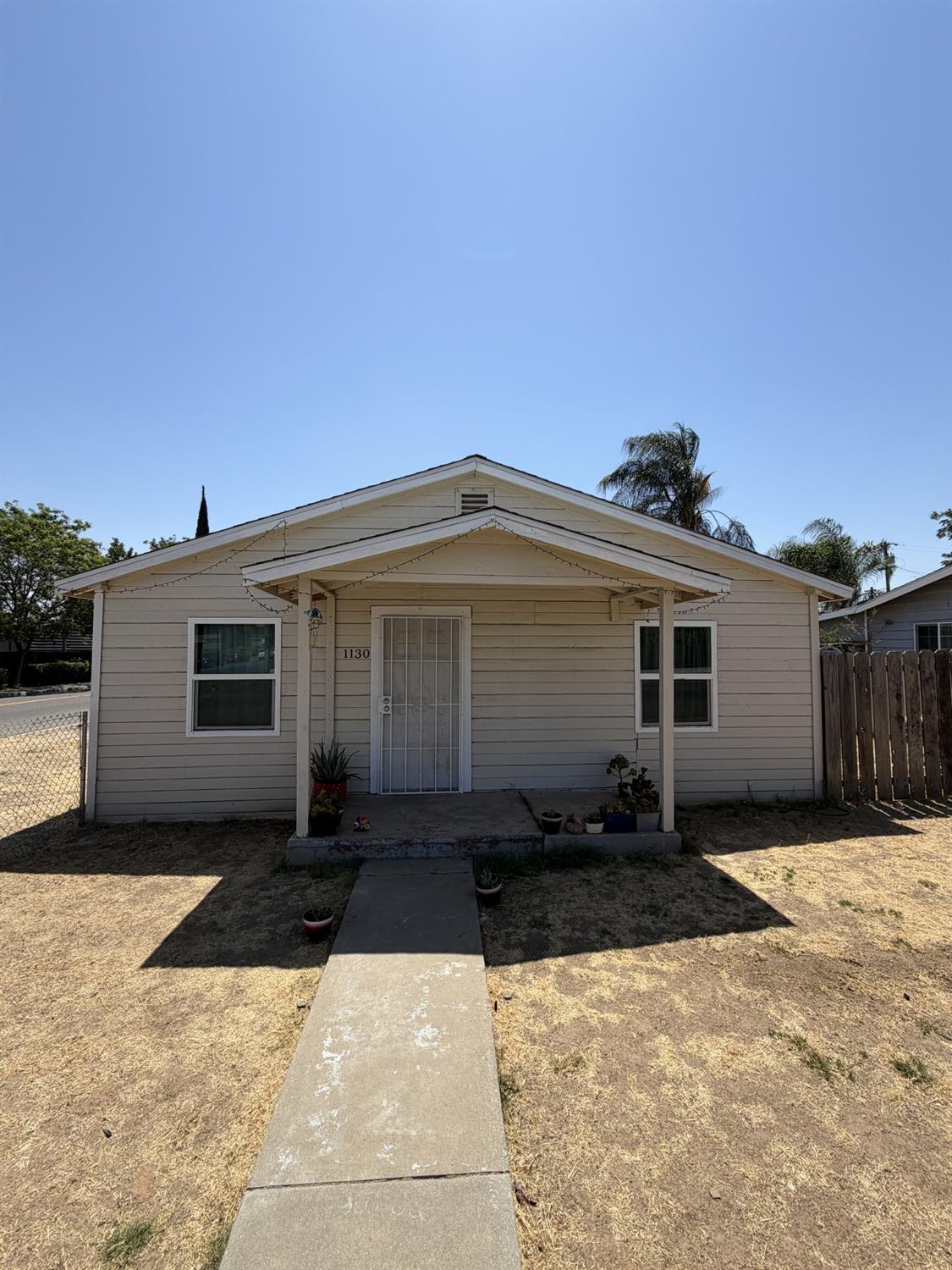 1130 E Cleveland Ave, Madera, CA 93638