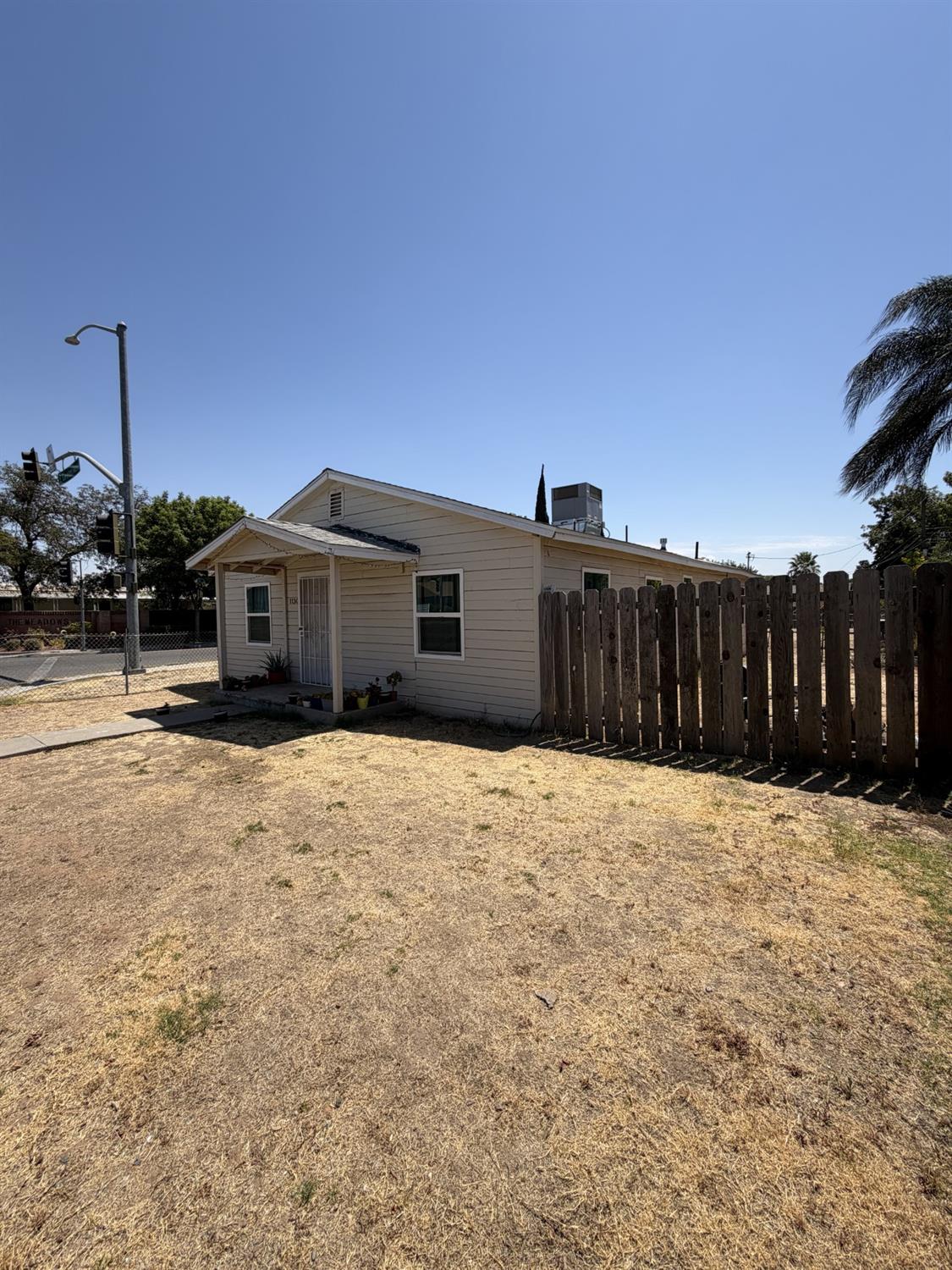 1130 E Cleveland Ave, Madera, CA 93638