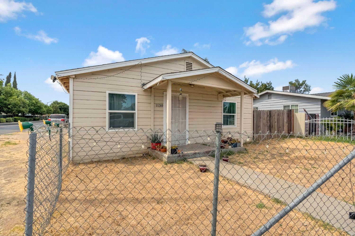 1130 E Cleveland Ave, Madera, CA 93638