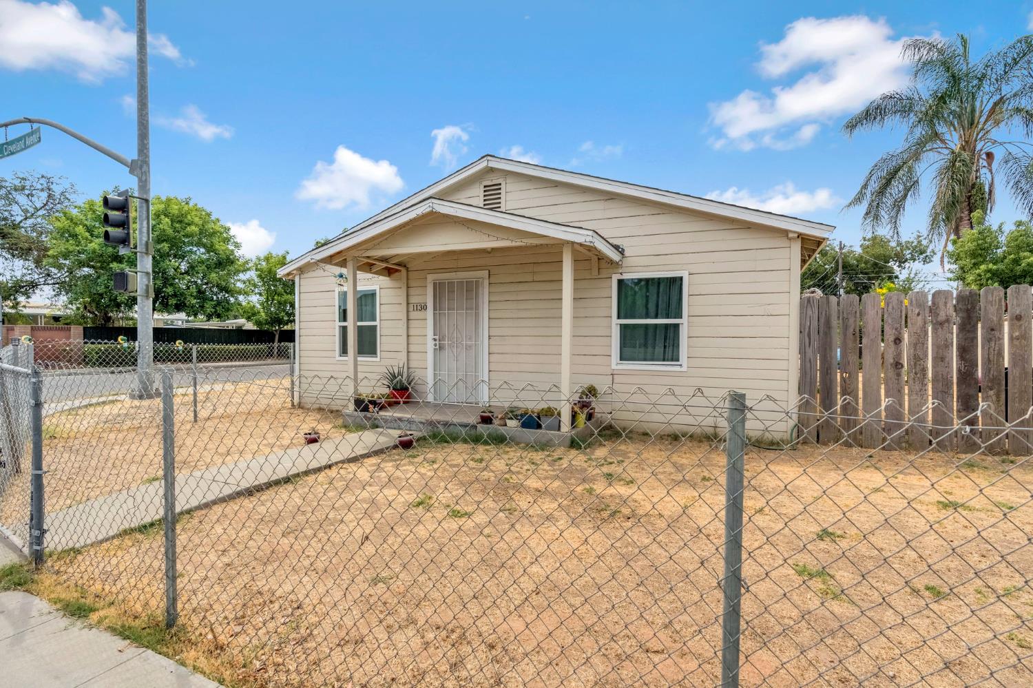 1130 E Cleveland Ave, Madera, CA 93638