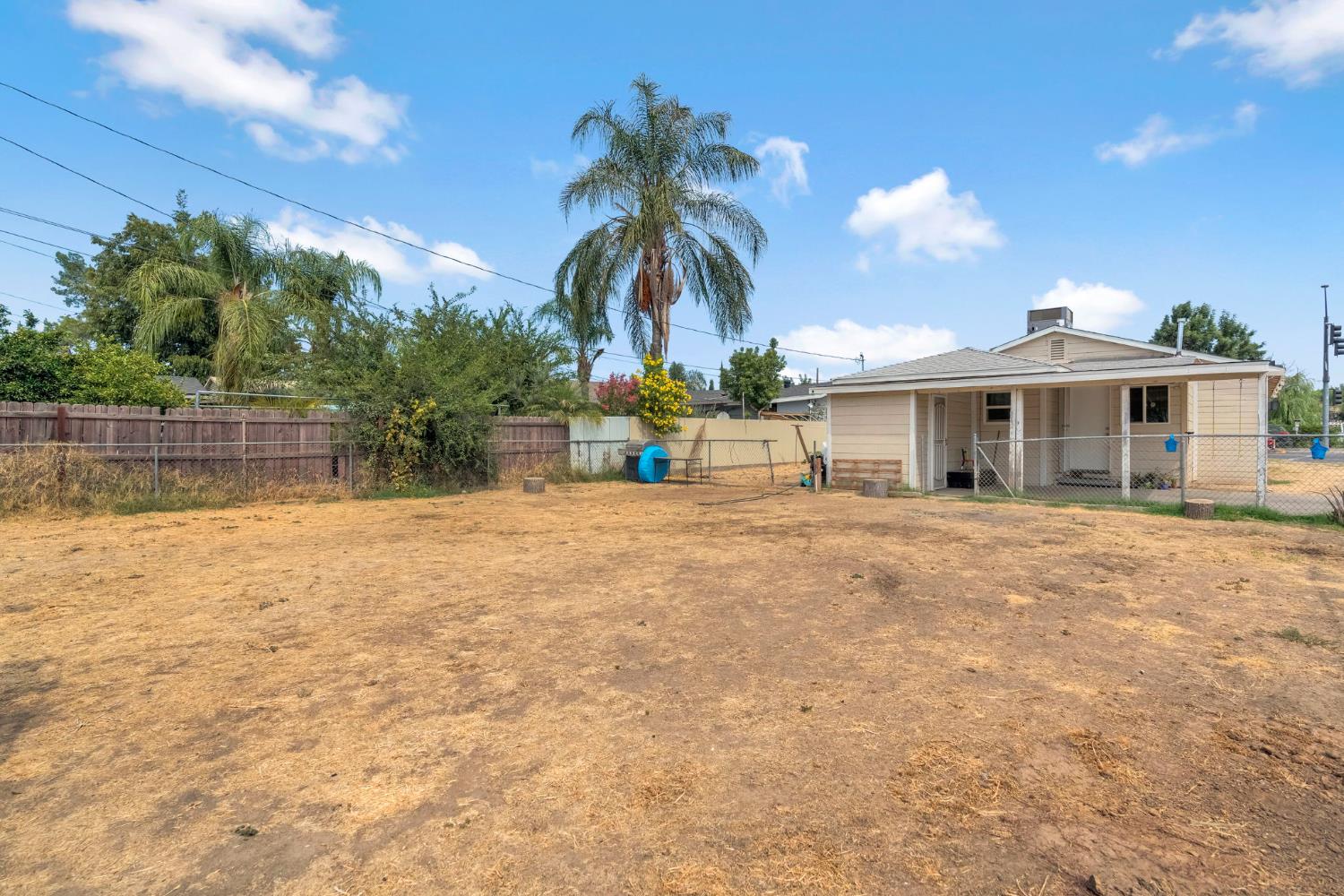 1130 E Cleveland Ave, Madera, CA 93638