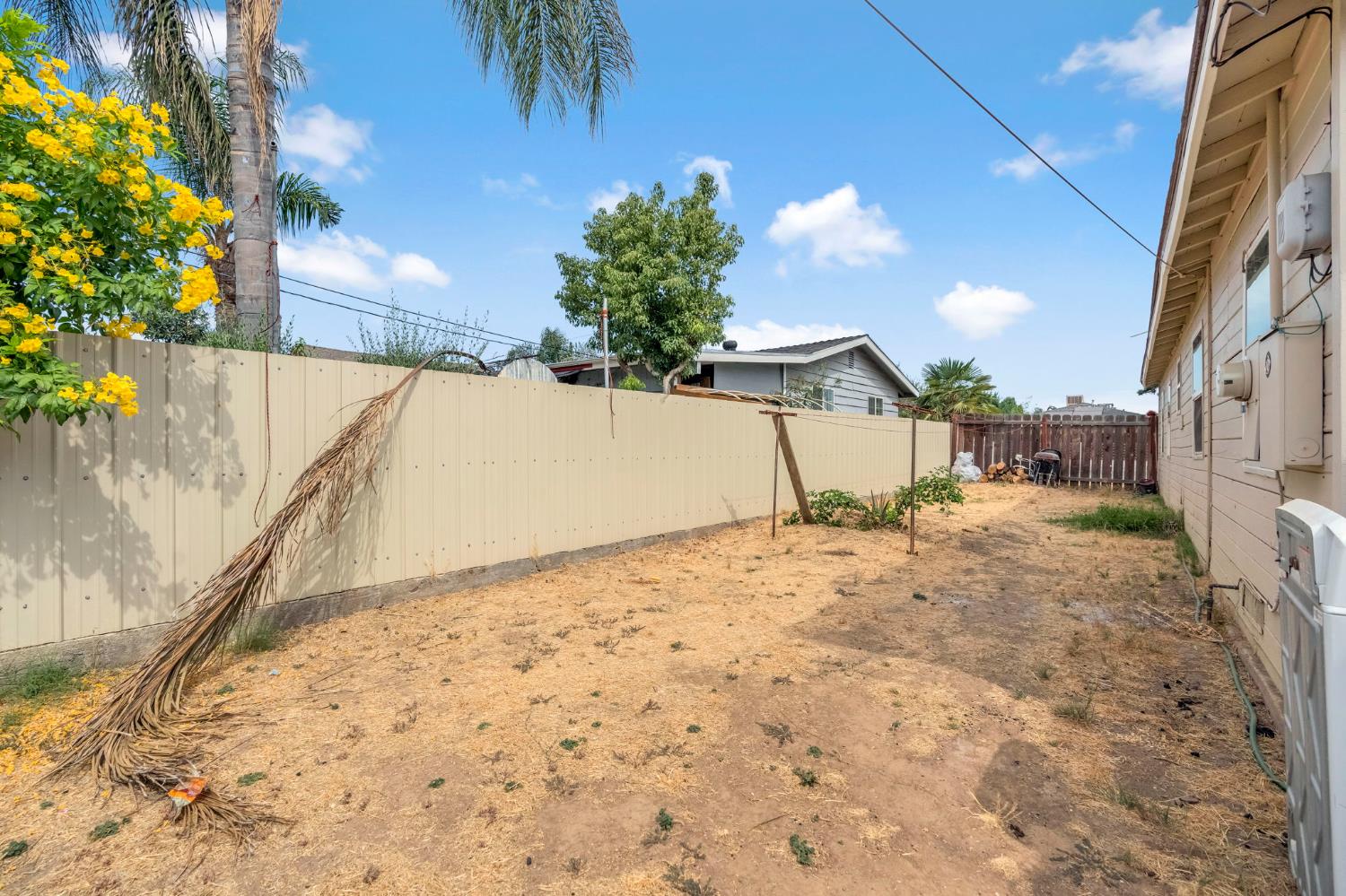 1130 E Cleveland Ave, Madera, CA 93638