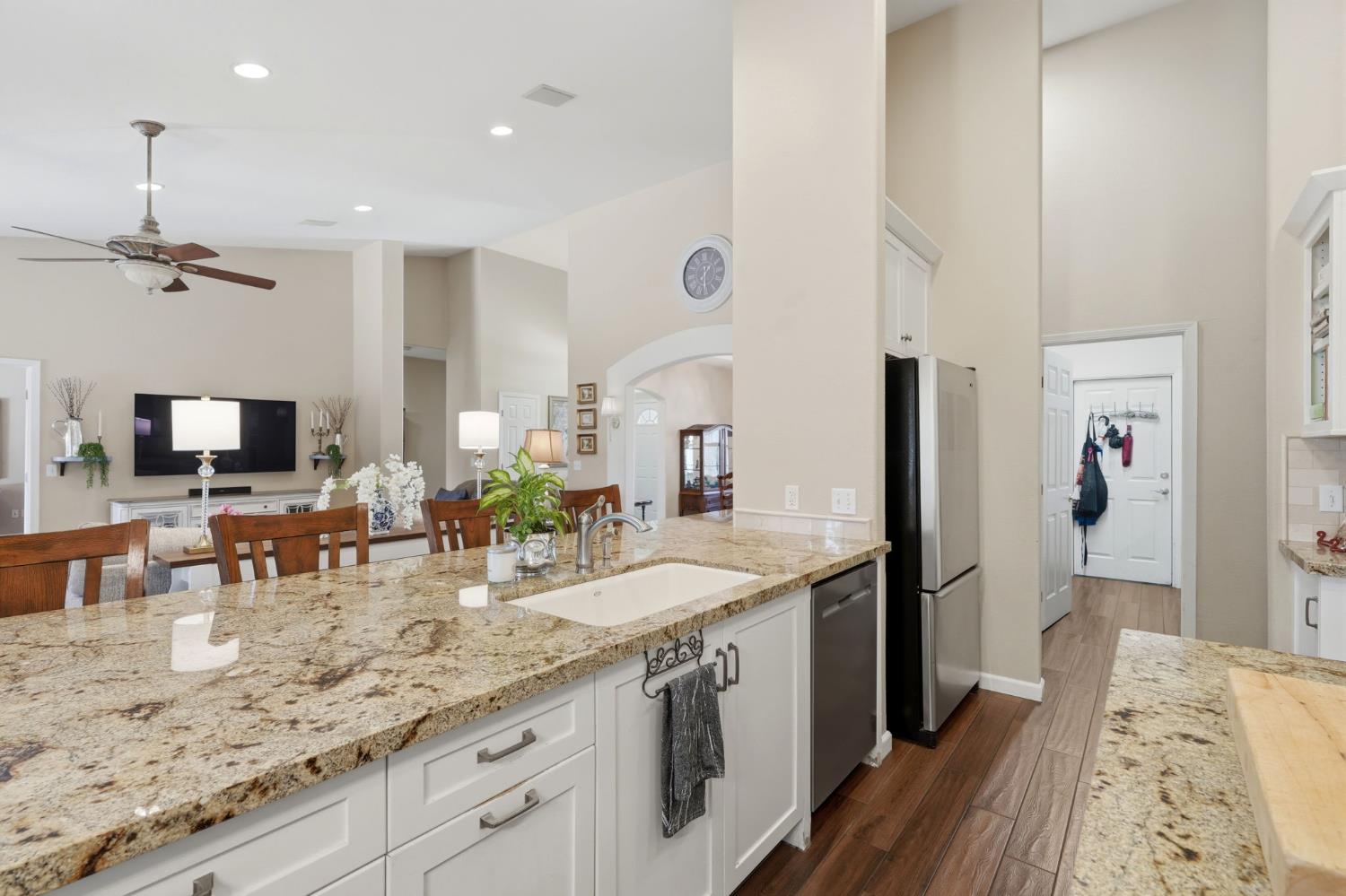 5535 W Vine Ct, Visalia, CA 93291