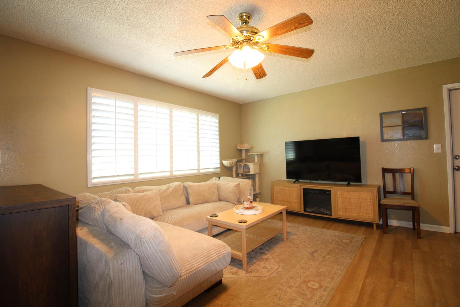 5609 E Tarpey Dr, Fresno, CA 93727