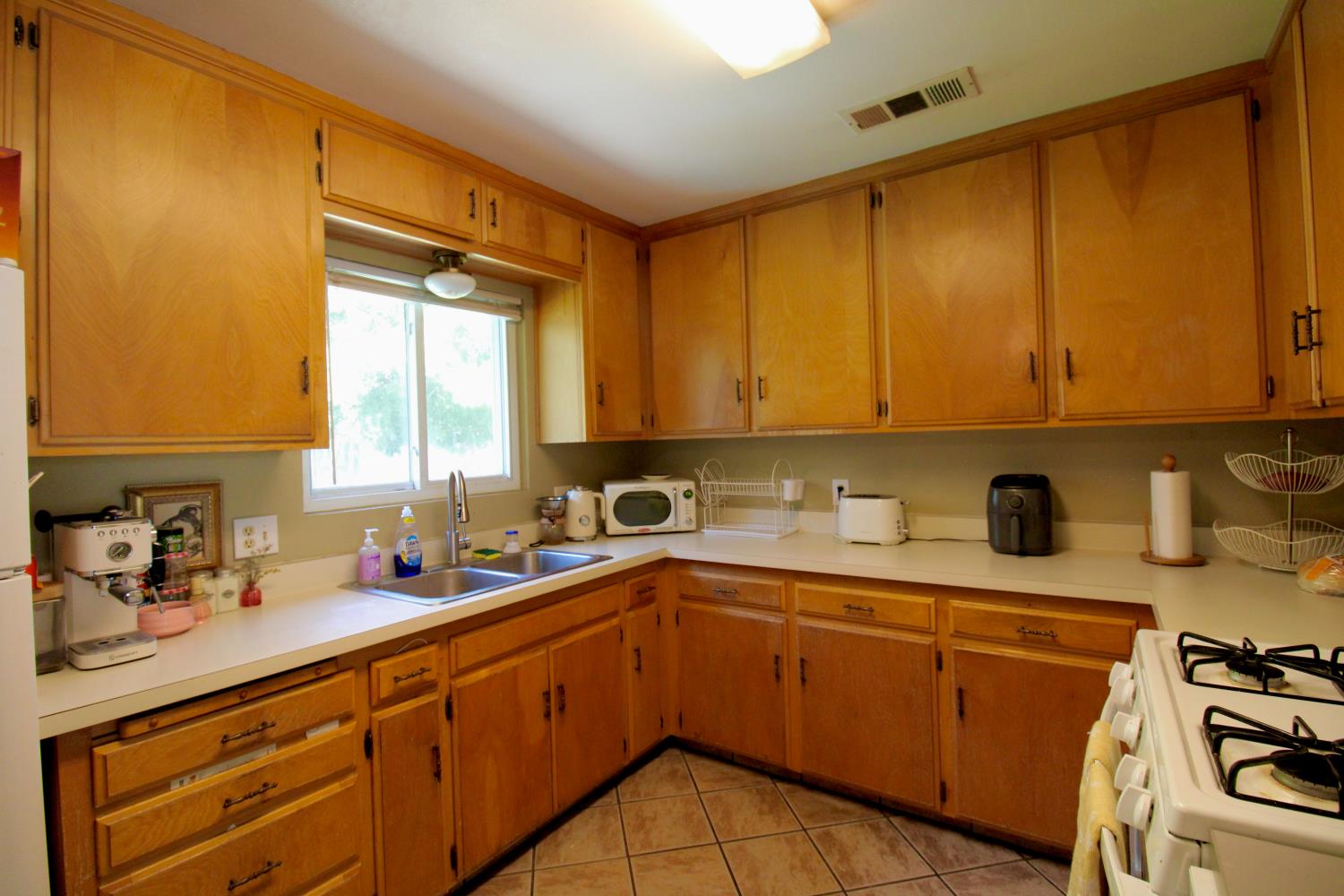 5609 E Tarpey Dr, Fresno, CA 93727