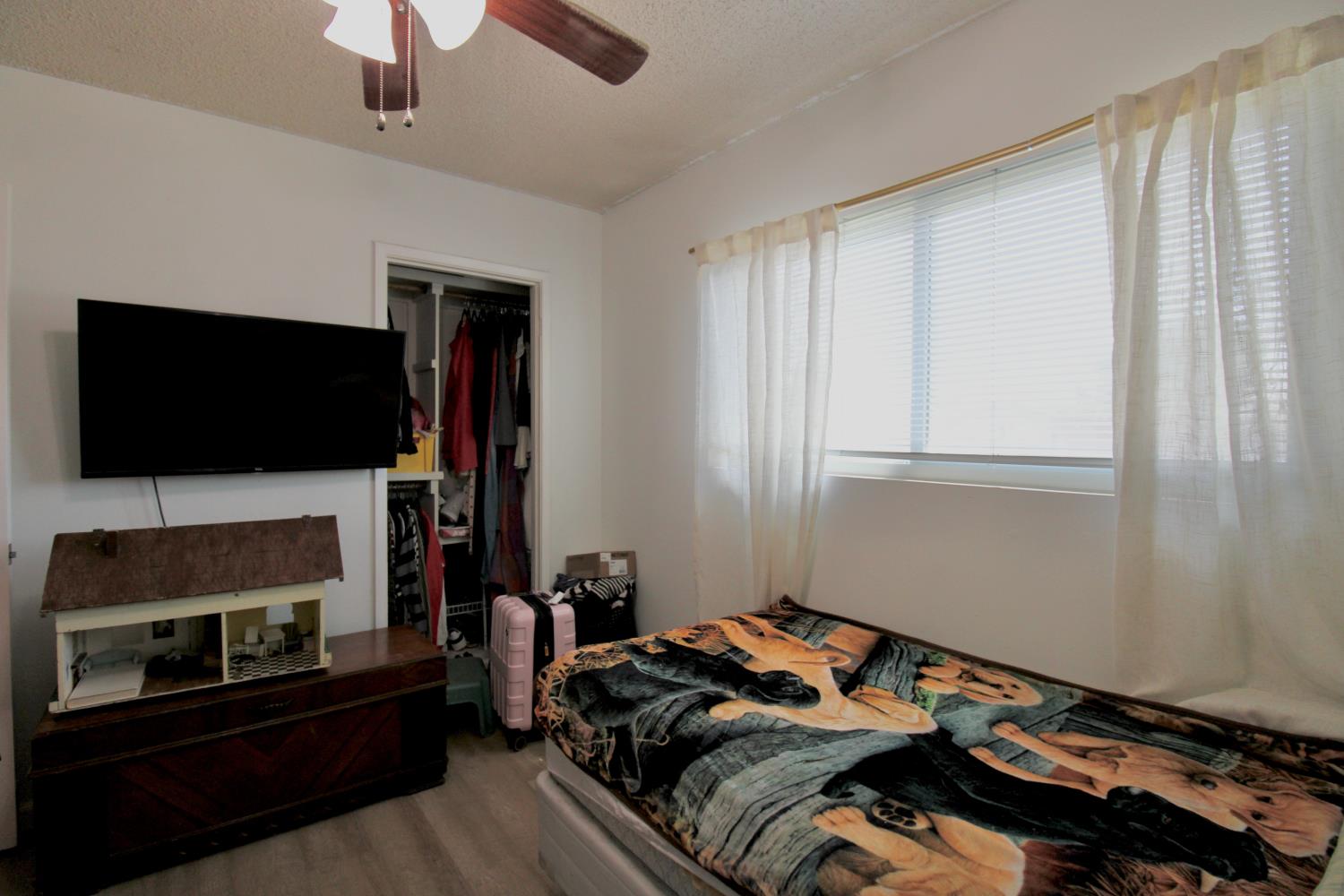 5609 E Tarpey Dr, Fresno, CA 93727