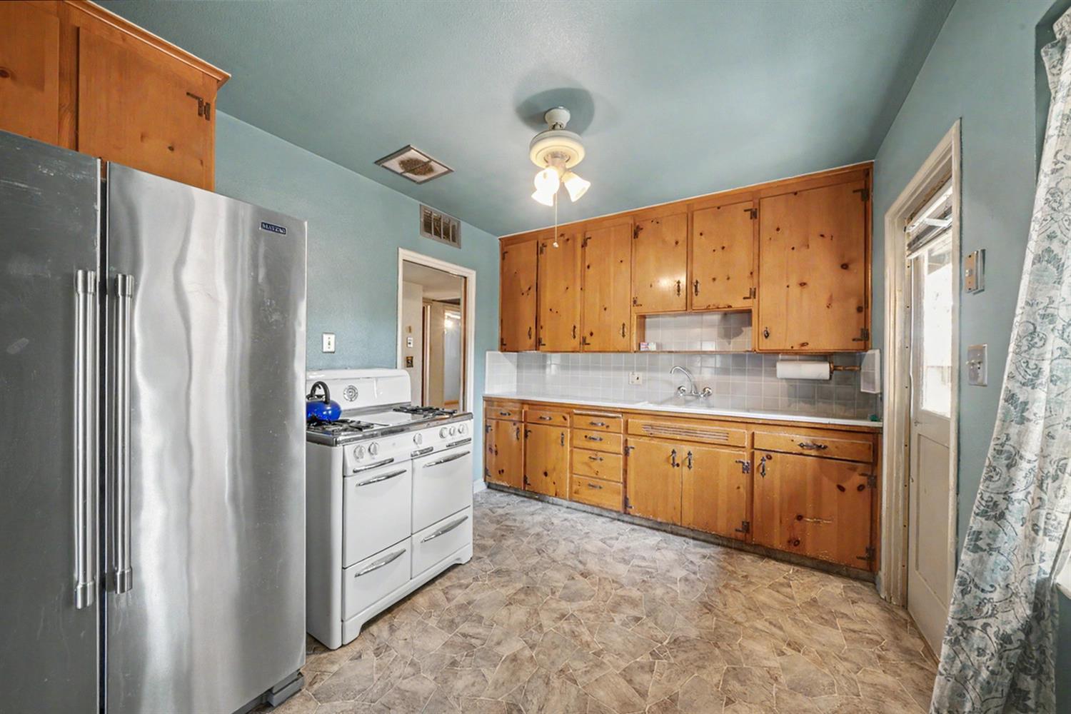 2942 E Swift Ave, Fresno, CA 93726