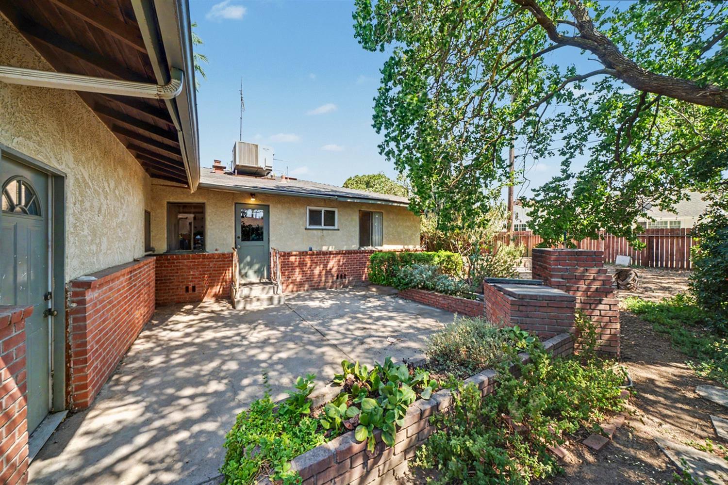 2942 E Swift Ave, Fresno, CA 93726