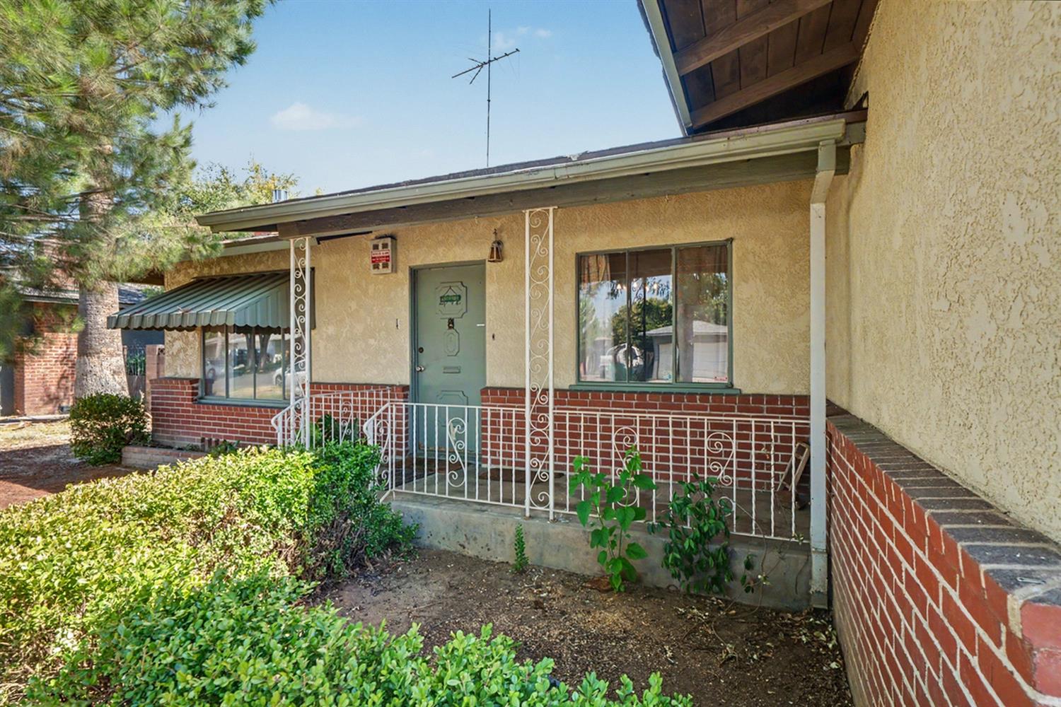 2942 E Swift Ave, Fresno, CA 93726