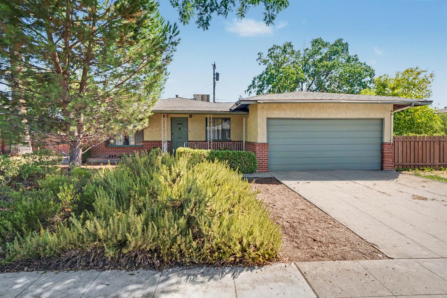 2942 E Swift Ave, Fresno, CA 93726