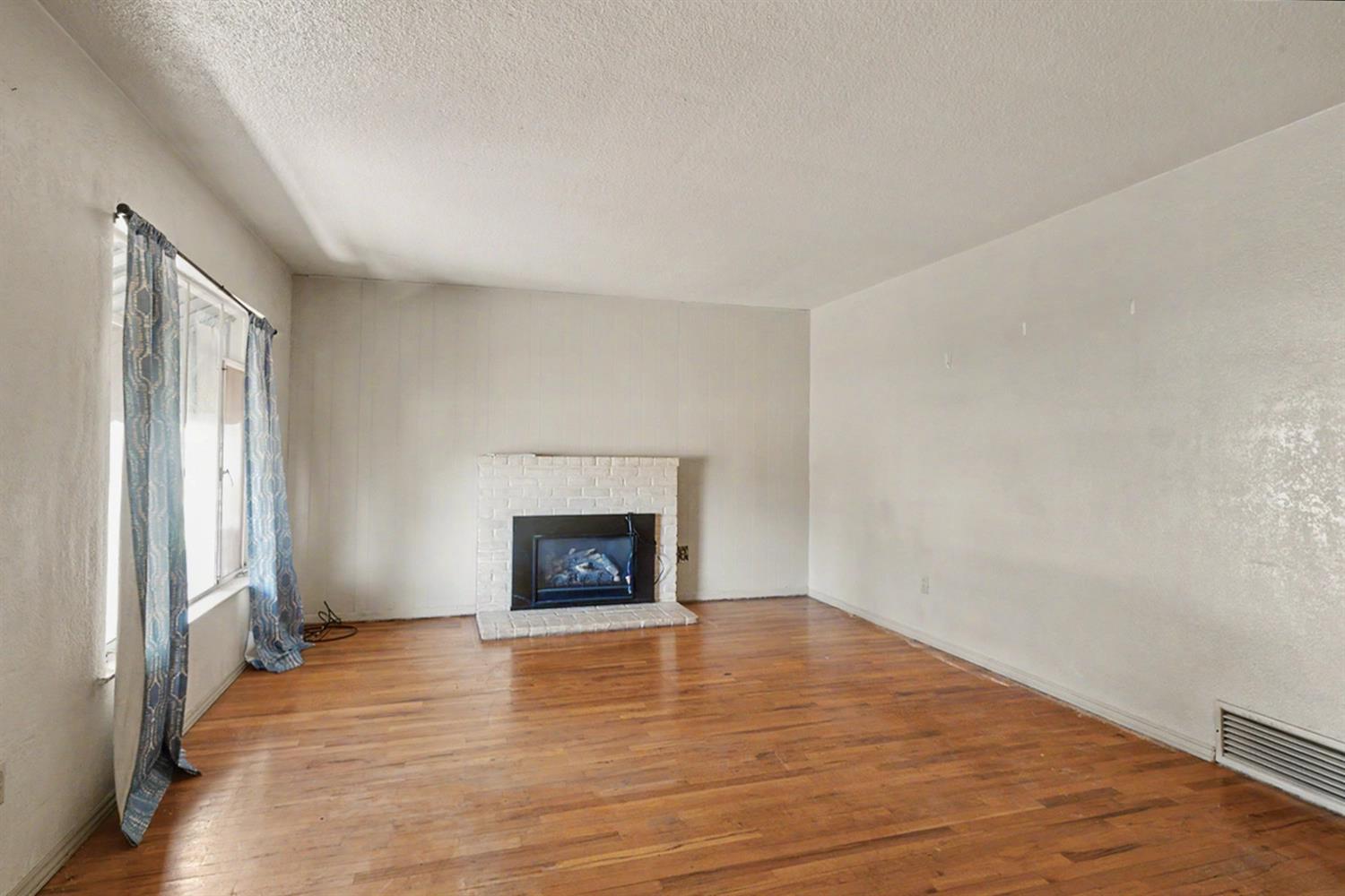 2942 E Swift Ave, Fresno, CA 93726