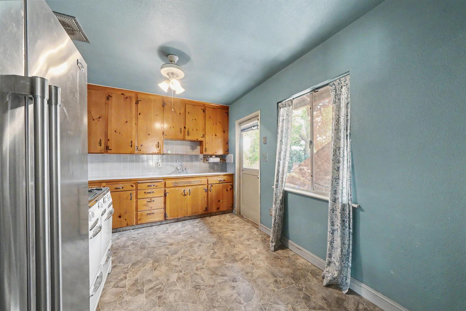 2942 E Swift Ave, Fresno, CA 93726