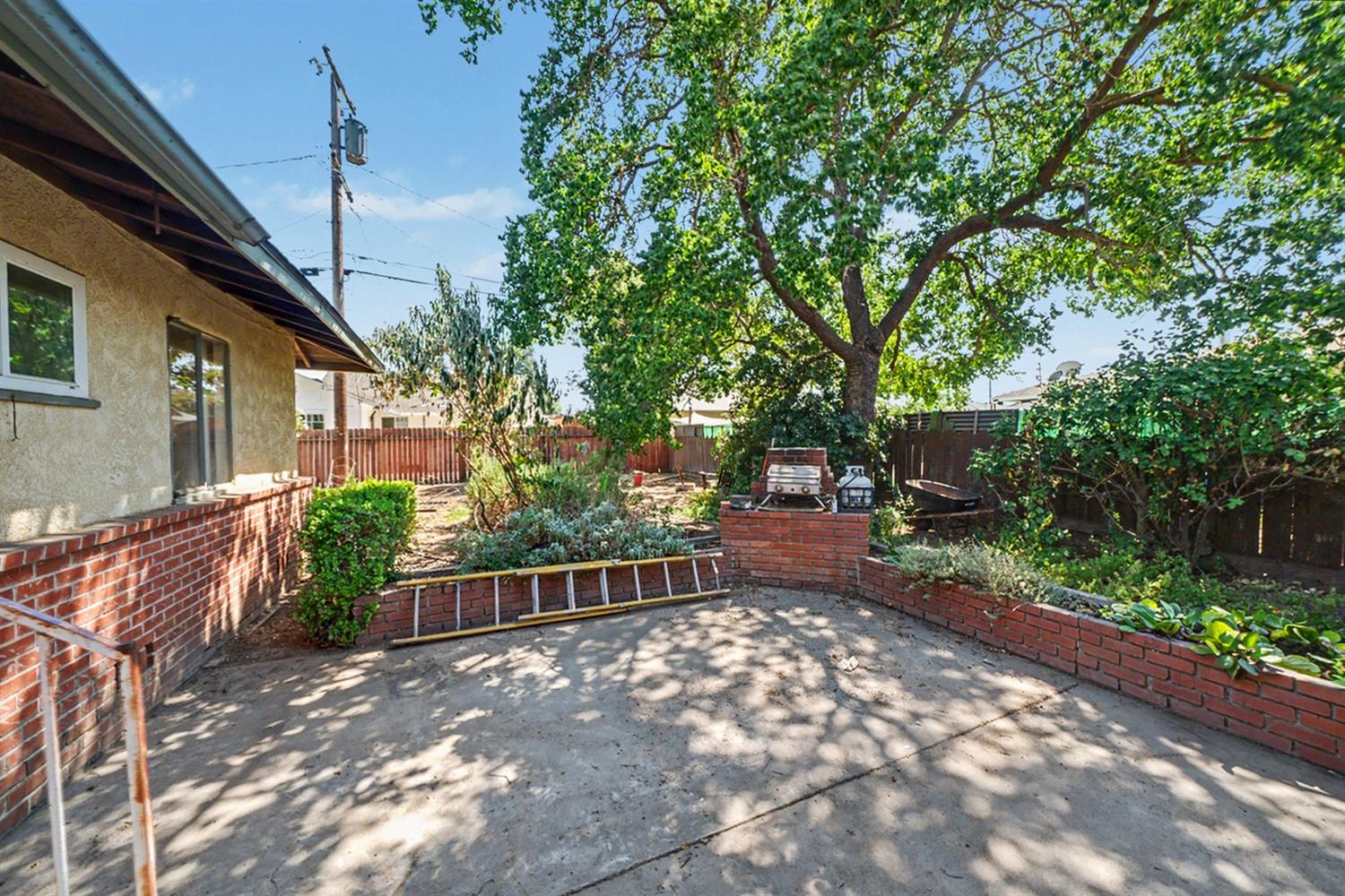2942 E Swift Ave, Fresno, CA 93726