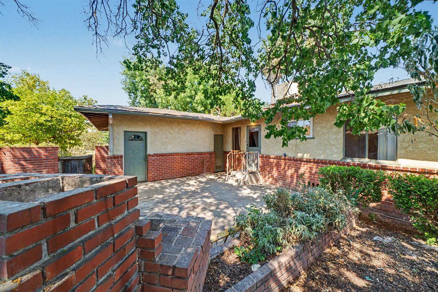 2942 E Swift Ave, Fresno, CA 93726