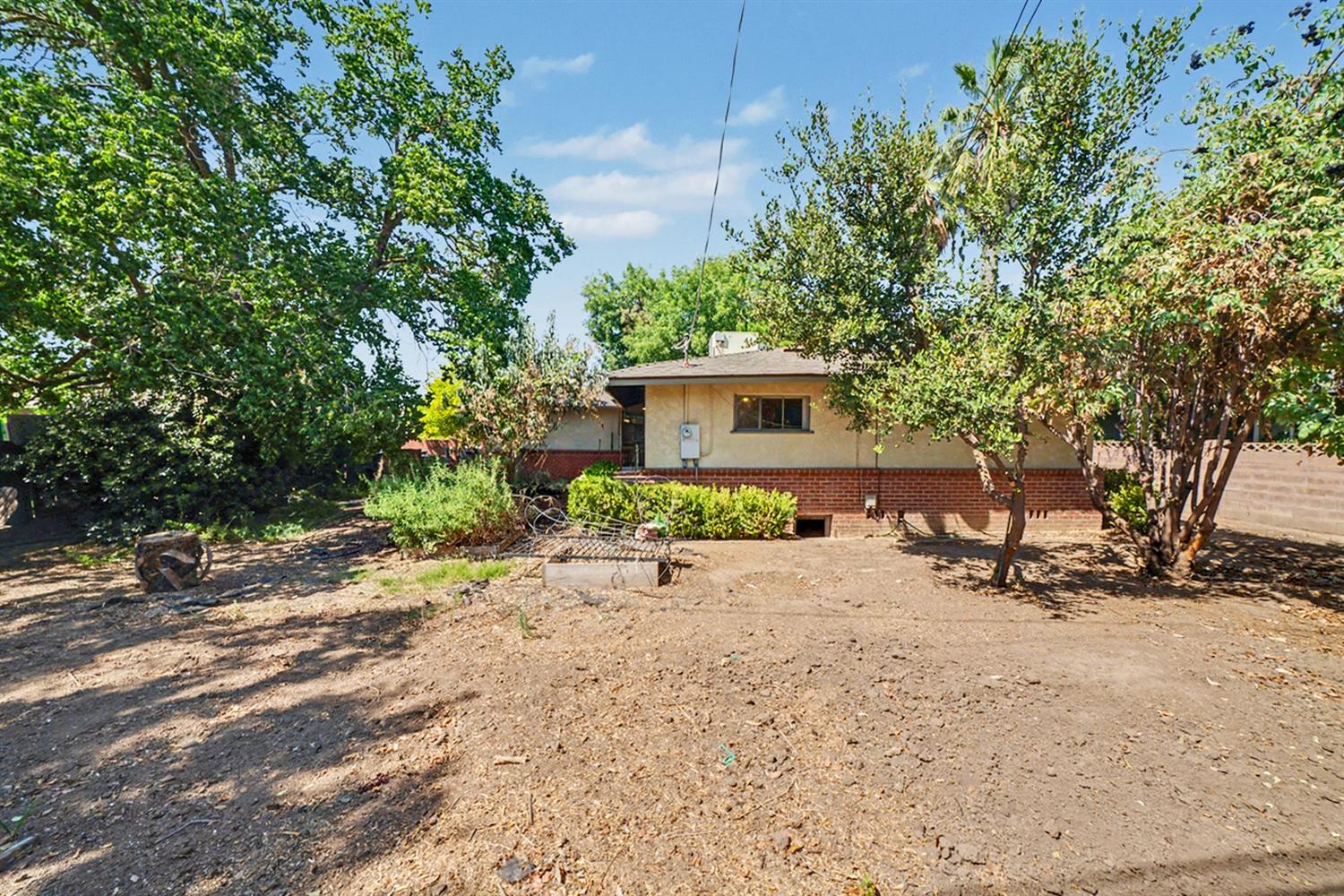 2942 E Swift Ave, Fresno, CA 93726