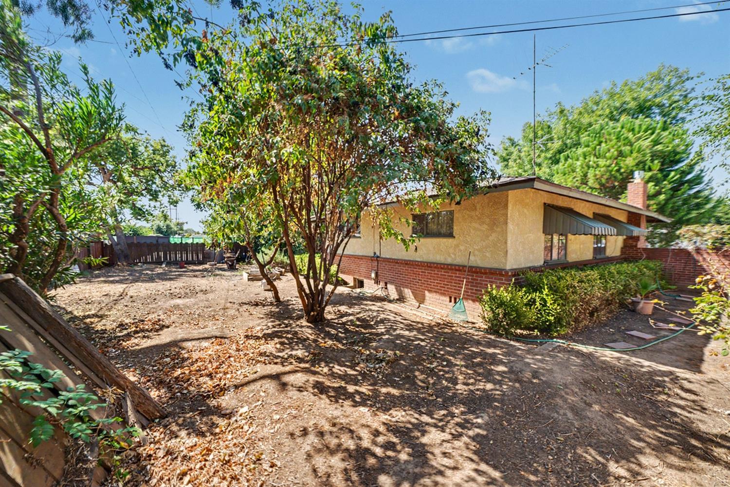 2942 E Swift Ave, Fresno, CA 93726