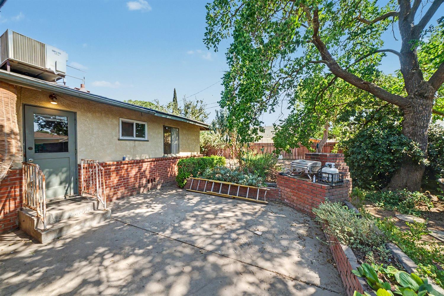 2942 E Swift Ave, Fresno, CA 93726