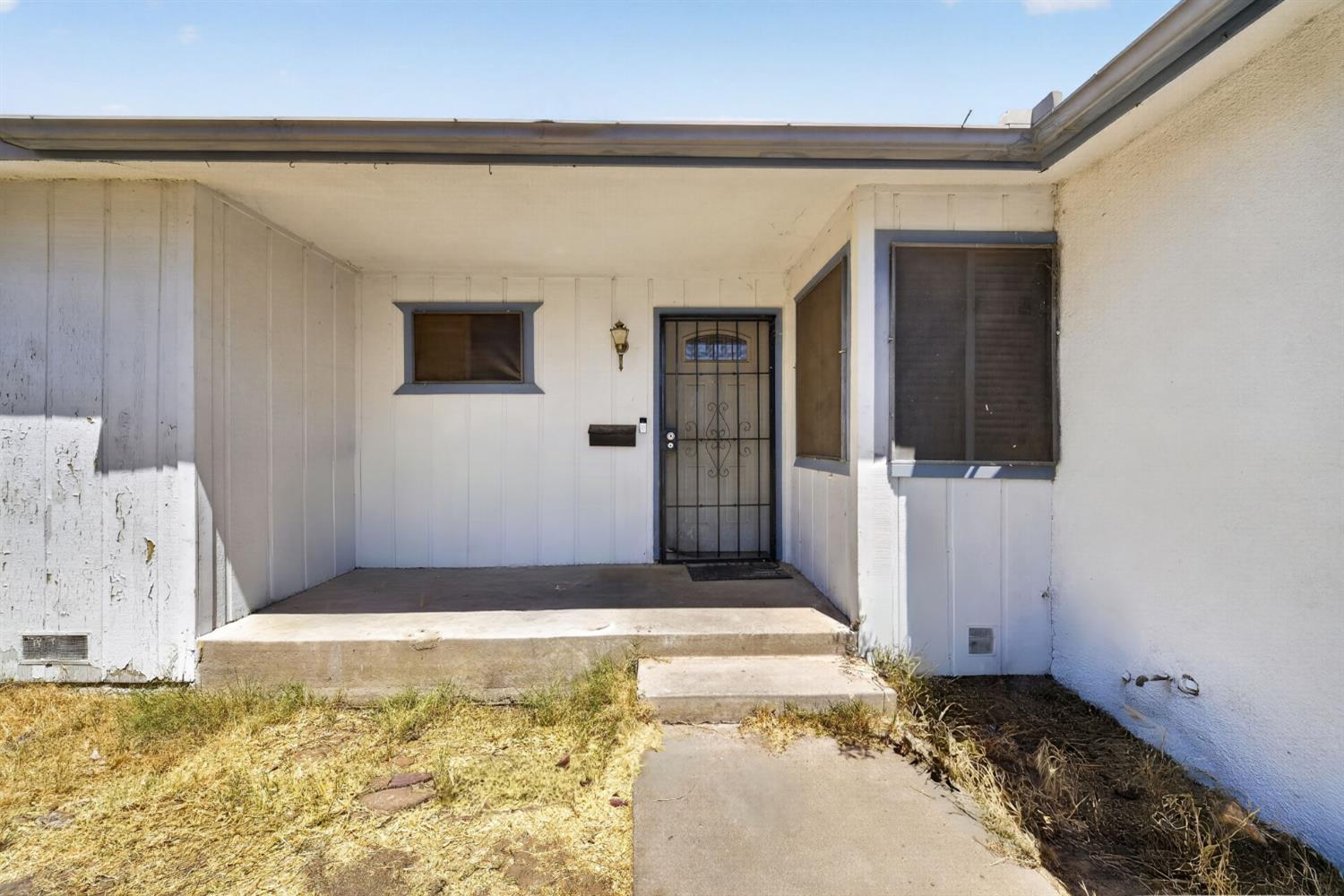 179 W Norwich Ave, Clovis, CA 93612