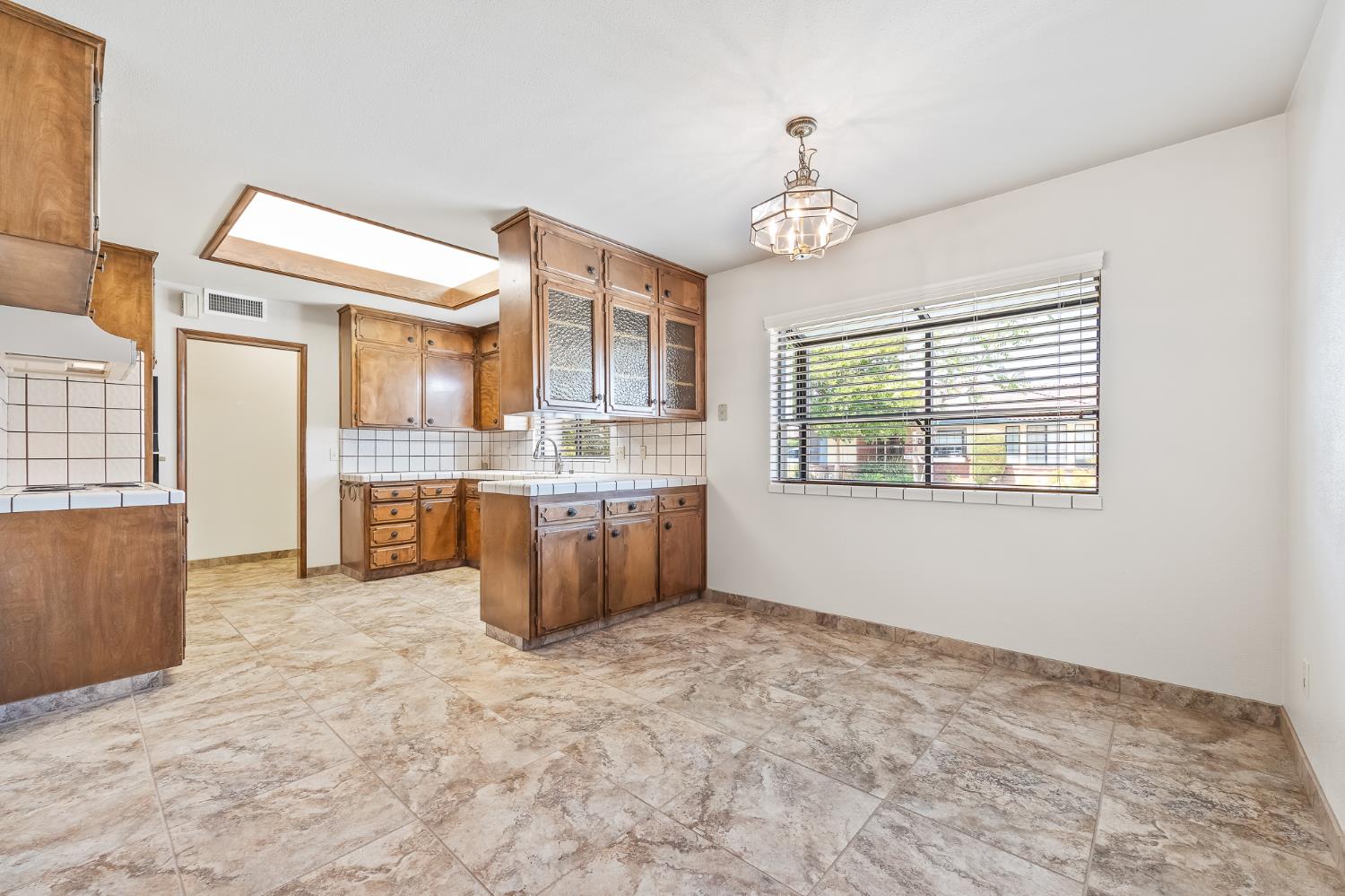 867 E Frederick Ave, Fresno, CA 93720