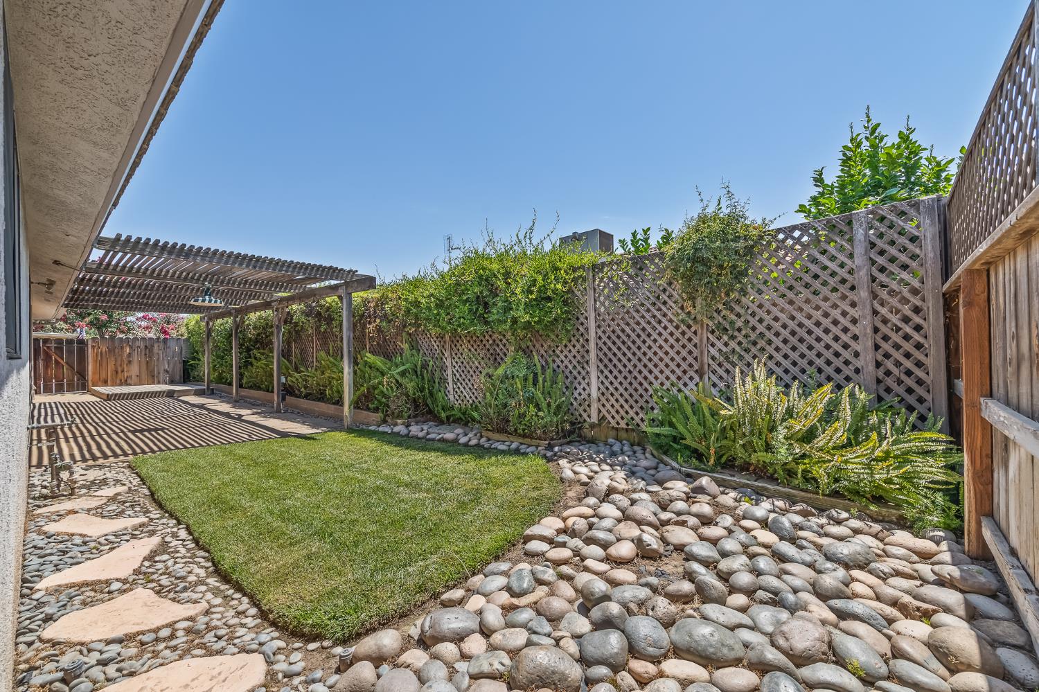 867 E Frederick Ave, Fresno, CA 93720