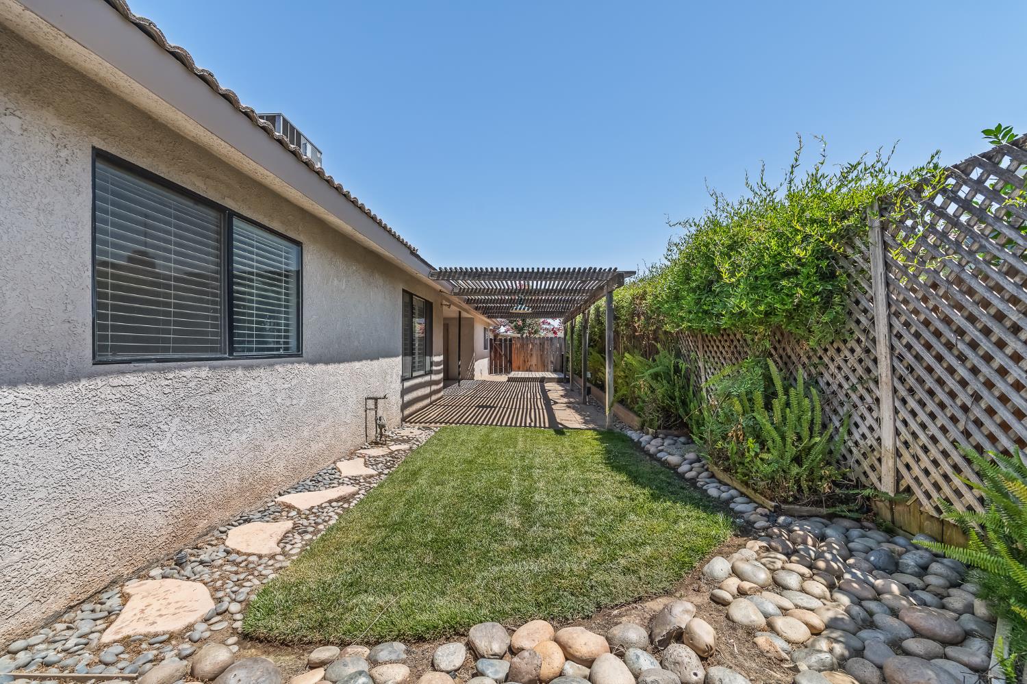 867 E Frederick Ave, Fresno, CA 93720