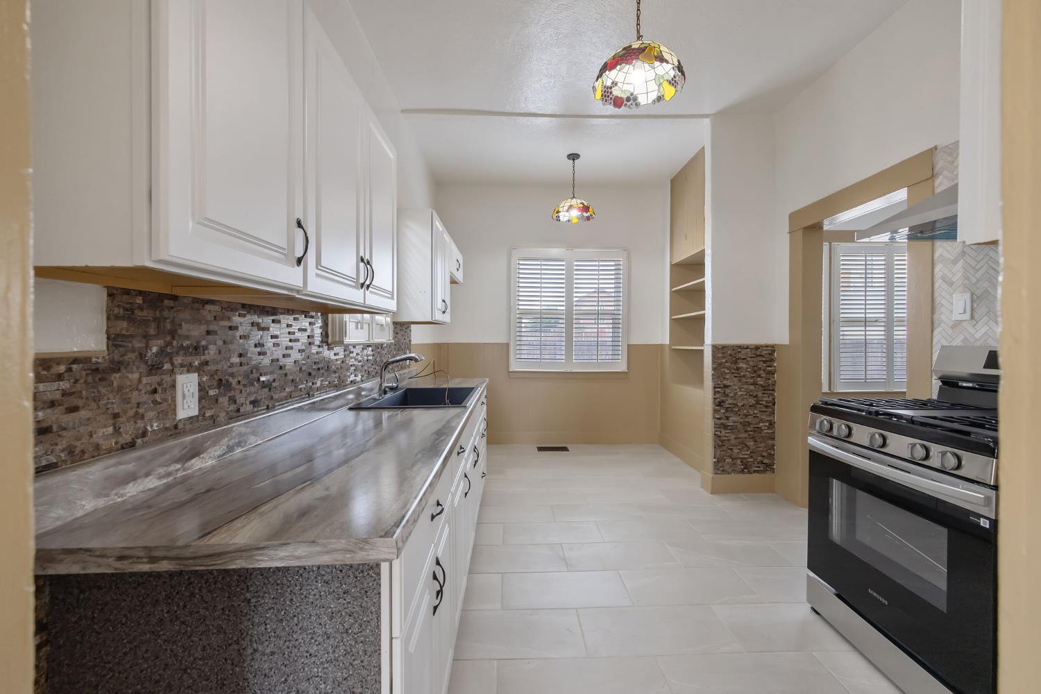 112 Irwin Ct, Hanford, CA 93230